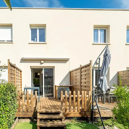Villa In With Parking *